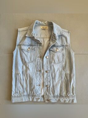 Madewell Denim Vest in Light Wash (Size XS)